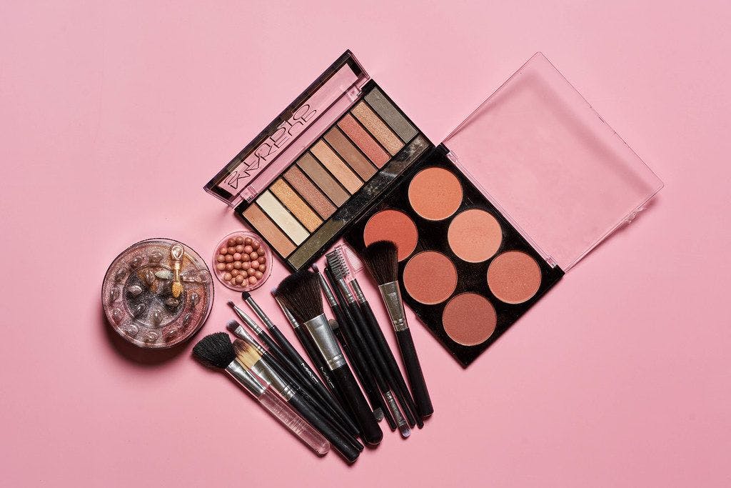 Cover Image for How to Pack Cosmetics for Shipping